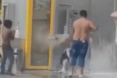 (VIDEO) HIT SNIMAK! Zbog paklenih vrućina građani koriste svaku priliku za rashlađivanje, ali ovo JOŠ UVEK NISTE VIIDELI!