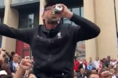 (VIDEO) INTERNET GORI! Jirgen Klop PIJE SA ENGLEZIMA pred meč Nemačke!