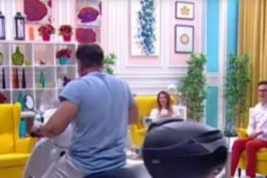 (FOTO) MOTOROM JE ULETEO U STUDIO: Popularna pevačica se SKAMENILA od ŠOKA!