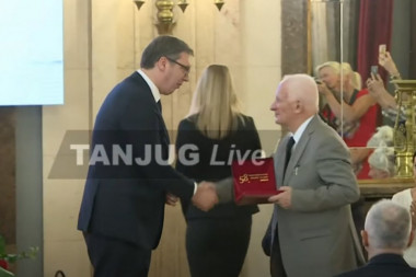 (VIDEO) Predsednik Vučić primio zlatnu plaketu za Najplemenitiji podvig godine u ime Srbije! Vučić: DRŽAVA JE TU ZA SVE!