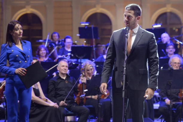 ODRŽAN VELIČANSTVEN KONCERT KOD SPOMENIKA STEFANU NEMANJI: Ministar Udovičić prisustvovao izvođenju simfonijske poeme Lazarus!