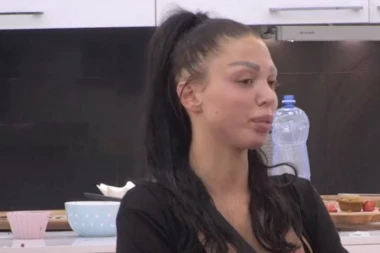 MAJA MARINKOVIĆ TRESLA GLAVOM O VRATA: Isplivao UZNEMIRUJUĆI snimak iz Zadruge koji će vas ŠOKIRATI, ovo ne pokušavajte kod kuće! (VIDEO)