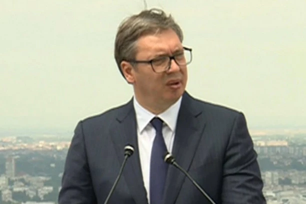 VUČIĆ NAJAVIO POVEĆANJE PLATA I PENZIJA DO KRAJA GODINE! A evo i zašto je jutros radni dan započeo ČAŠICOM RAKIJE!