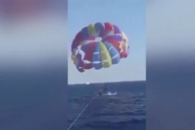 (VIDEO) AJKULA ISKOČILA IZ VODE I ZGRABILA ČOVEKA NA PARAGLAJDERU! Objavljen stravičan snimak sa mora: POKIDALA MU JE DEO NOGE!