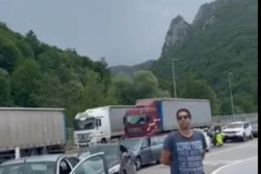 (VIDEO, FOTO) PRVO NESTALA STRUJA, A POTOM PAO I SISTEM NA GOSTUNU! Kilometarski redovi na ulasku u Srbiju!