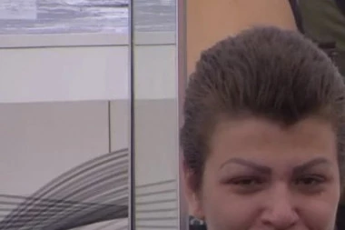 (VIDEO) MILJANA NASRED DVORIŠTA OPŠTILA SA STATUOM DŽASTINA BIBERA: Okrenula mu zadnjicu, obezbeđenje je jedva skinulo sa njega, ODLEPILA OD APSTINENCIJE!