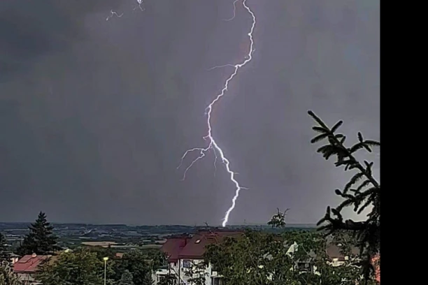 SKLANJAJTE SE SA ULICE! Grmi i i seva, počelo jako nevreme u Beogradu (FOTO)