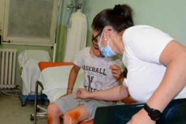 (VIDEO) UDARALI SU ME I ŠUTIRALI PO GLAVI: Oglasio se dečak koga su PRETUKLI Šiptari, a onda mu pokidali lanac s krstićem i GAZILI GA!