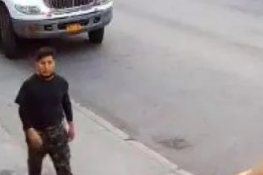 (VIDEO) JEZIVO! KAMERE SNIMILE SEKSUALNI NAPAD: Manijak naskočio na ženu nasred ulice