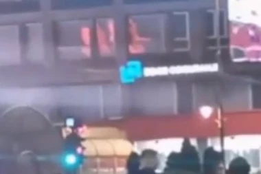 (VIDEO) KRVAVO ŠIBANJE U CENTRU NIŠA: Sevale pesnice na sve strane, devojke VRIŠTALE na sav glas