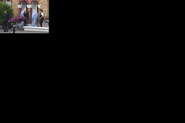 MLADOŽENJA UMRO PRED OLTAROM DOK JE MLADA IŠLA KA NJEMU! Svi u šoku, iza sebe je ostavio 11 dece, a sve je počelo kad je video KRV IZ PUPKA!