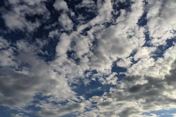 Danas pretežno oblačno i hladno, mestimično sa snegom