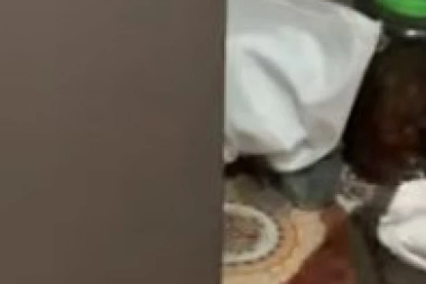 Pronašao ZMIJU među prljavim vešom, a onda je počela BORBA! GOLIM RUKAMA IZVLAČIO AŽDAJU IZ ROĐENE KUĆE (VIDEO)