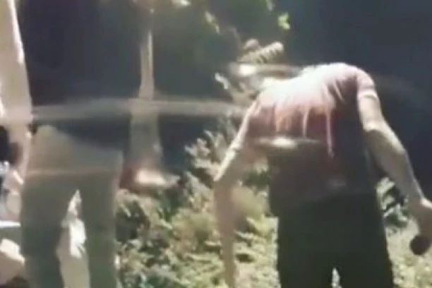 (UZNEMIRUJUĆI VIDEO) DA NIJE TRAGIČNO BILO BI SMEŠNO! Mrtav pijan SE SVAĐA I NASRĆE NA ŽBUN! Nesvakidašnja scena u Nišu!