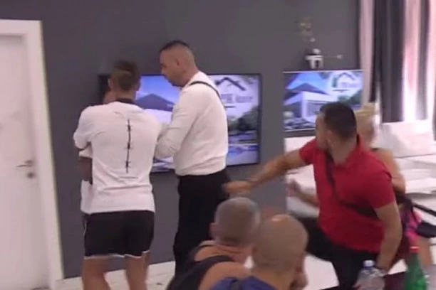 (VIDEO) ŠA NASRNUO NA BORU, OBEZBEĐENJE ODMAH ULETELO! Pale ŽESTOKE PRETNJE: KLEČAĆEŠ NA KOLENIMA DA MI SE IZVINIŠ!