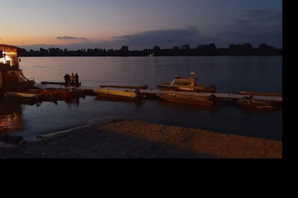 (FOTO) UŽAS NA KEJU OSLOBOĐENJA! Dve osobe izvučene iz vode, jedna bez svesti
