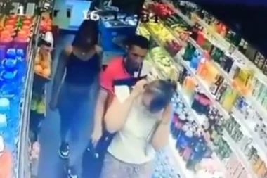 SNIMAK RAZBESNEO JAVNOST!  DŽEPARENJE U CENTRU BEOGRADA: Mladić i devojka opljačkali ženu, ali NA JEDNU STVAR NISU RAČUNALI!