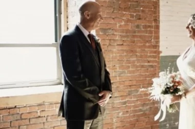 (FOTO, VIDEO) ZABORAVIO DA JU JE OŽENIO, ALI NIJE I DA JE VOLI! Ovaj čovek se više puta venčavao sa istom ženom i to iz jednog BOLNOG razloga!