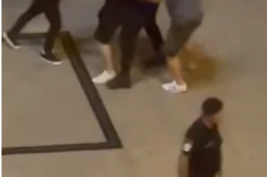 (VIDEO) KAKVA TUČA GRAĐANA I POLICIJE I TO ŠTO LJUDI NISU ŽELELI DA NAPUSTE KAFIĆ! Šestoro uhapšeno!