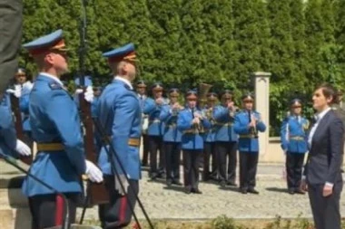 OBELEŽEN DAN BORCA! Brnabićeva i Dačić položili vence na spomenik "Poziv na ustanak"! SVE SE ORILO OD "HEJ SLOVENI"!
