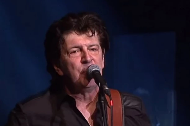 BAJAGA NAPRAVIO NEVEROVATNU TRANSFORMACIJU: Pevač se pojavio na nastupu, a svi su se FRAPIRALI kada su ga ugledali! (FOTO)