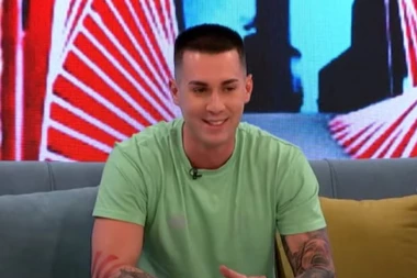 (FOTO) POKAZAO ČIME RASPOLAŽE: Skinuo se bivši dečko Tare Simov i zapalio mreže, kad bude video kako izgleda Ša neće znati šta ga je snašlo!