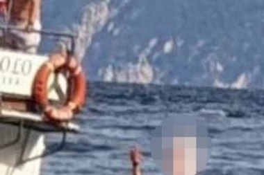 IZBACIO PONOS DA GA SVI VIDE! Muškarac pliva u moru, a  komentari su hit! (FOTO)