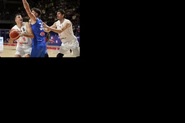 PREDAH OD VIMBLDONA: Đoković SA TRIBINA bodri Srbiju protiv Italije