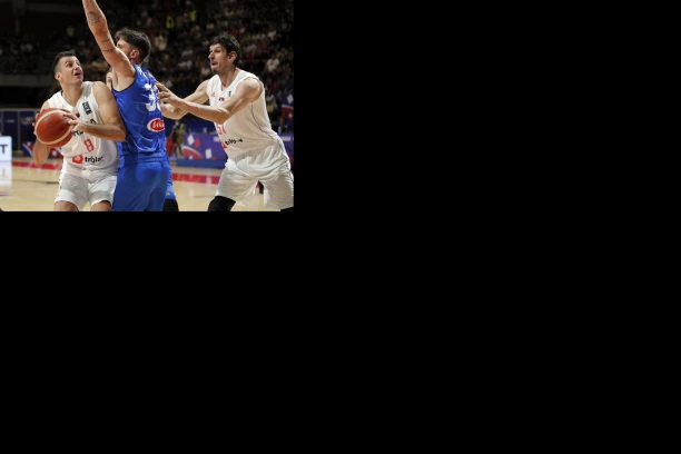 PREDAH OD VIMBLDONA: Đoković SA TRIBINA bodri Srbiju protiv Italije