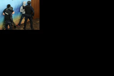 EKSPRESNA AKCIJA SRPSKE POLICIJE! Uhapšeni batinaši iz Inđije: KRVNIČNI PRETUKLI MLADIĆA ZBOG 2.000 EVRA!