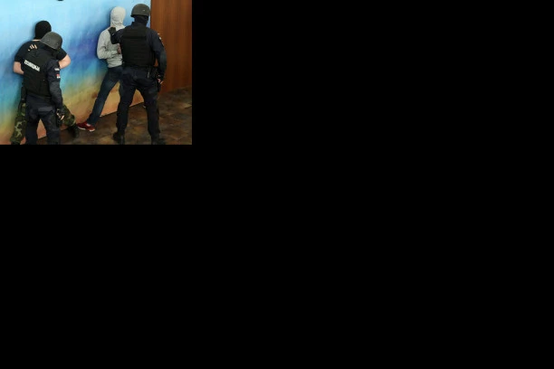 EKSPRESNA AKCIJA SRPSKE POLICIJE! Uhapšeni batinaši iz Inđije: KRVNIČNI PRETUKLI MLADIĆA ZBOG 2.000 EVRA!