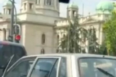 (VIDEO) NOVA TUČA NA ULICAMA BEOGRADA: Devojka pesnicama udarala mladića, drugi izleteo iz kola