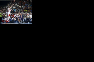 NIJE ODOLEO MILIONIMA: Elitni defanzivac POJAČAO najvećeg RIVALA!