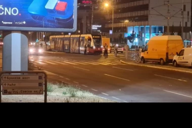 (FOTO) TRAMVAJ IZLETEO IZ ŠINA NA NOVOM BEOGRADU: U trenutku nezgode putnici bili u njemu