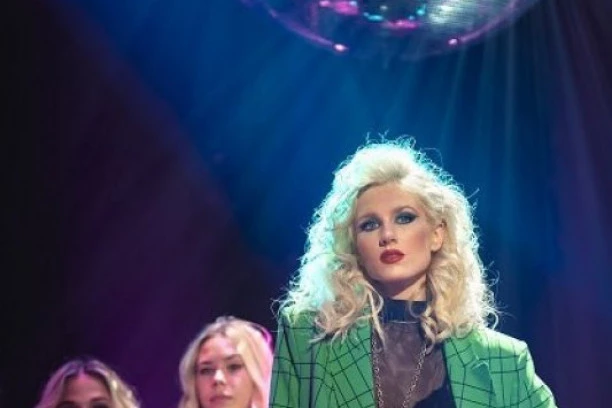 (FOTO, VIDEO) DISKO KUGLA, ZLATNE PANTALONE I RAŠČUPANA KOSA: Nevena Božović se vratila u osamdesete i donela NOVI HIT!