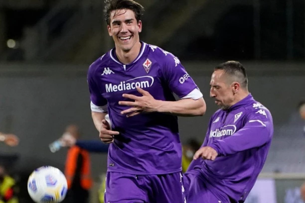 BOMBA TRESE OSTRVO: Vlahović se SELI u Premijer ligu?