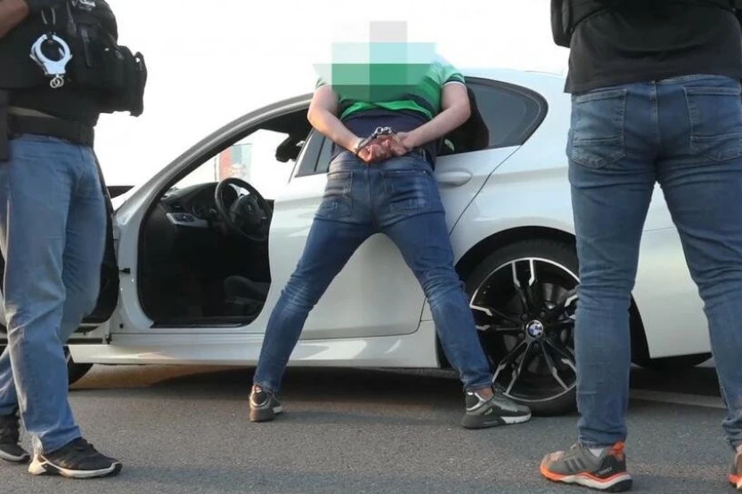 UHAPŠENO LICE SA POTERNICE! Dve akcije Interventne policije u Zemunu, iza rešetaka i diler!