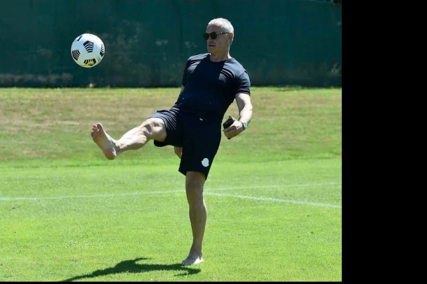 (FOTO) TERZIĆEVE MAGIJE: Žonglira bos KAO OD ŠALE, tehnika ga nije napustila!