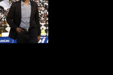 (VIDEO) BACIO GROBARE U TRANS: Pogledajte kako Slaviša Jokanović vodi NAVIJANJE