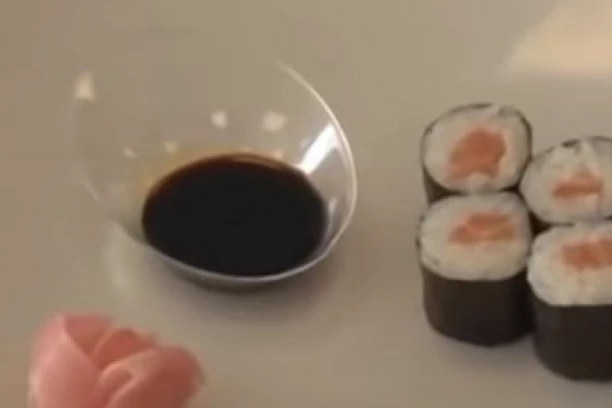 ZAŠTO JAPANCI JEDU NA PODU?! Toliko je zdravo da ćete i vi početi da praktikujete ovu ČUDNU NAVIKU!