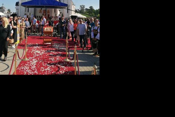 SLAVA U KONČAREVU! Patrijarh Porfirije služi svetu liturgiju (FOTO/VIDEO)