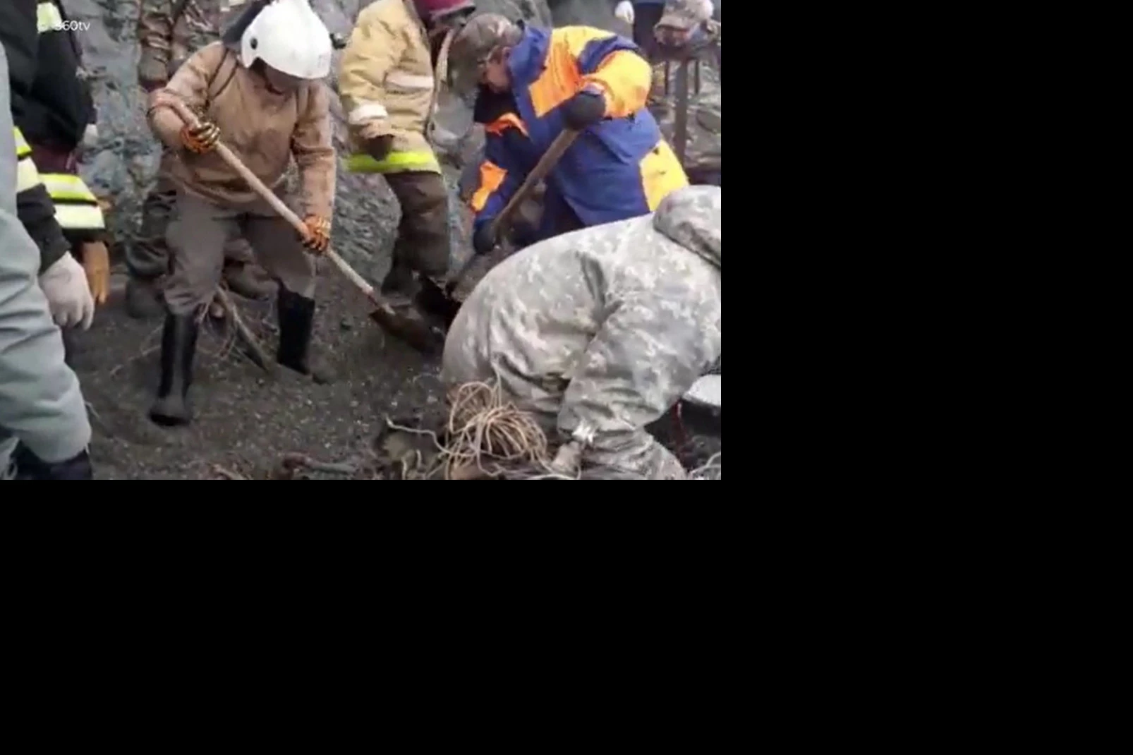 (VIDEO) ZASTRAŠUJUĆE SCENE S MESTA PADA ANTONOVA NA KAMČATKI! Tela izvlače iz vode, blata i mulja, OGLASIO SE I PUTIN!