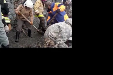 (VIDEO) ZASTRAŠUJUĆE SCENE S MESTA PADA ANTONOVA NA KAMČATKI! Tela izvlače iz vode, blata i mulja, OGLASIO SE I PUTIN!