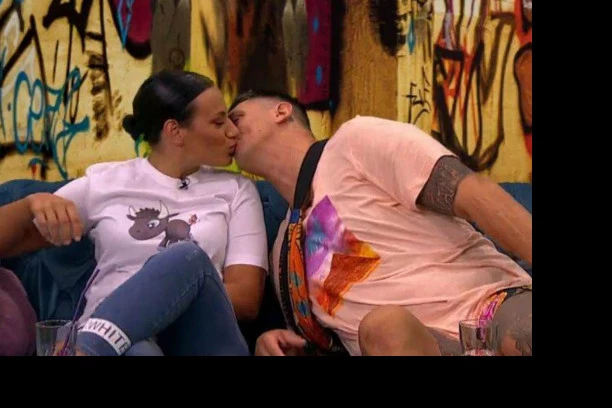 (FOTO) LJUBAV CVETA: Kristijan i Kristina prepušteni strastima, a nećete verovati šta imaju na sebi!