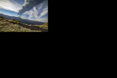 AKTIVIRAO SE NAJVEĆI VULKAN U EVROPI! Lava se sliva niz kratere ETNE! (FOTO)