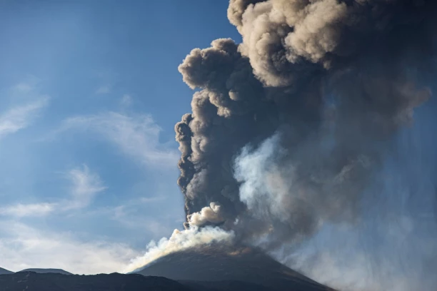 SPASAVAJ SE, KO MOŽE! Eruptirao vulkan Etna, ljudi u paničnom bekstvu (VIDEO)
