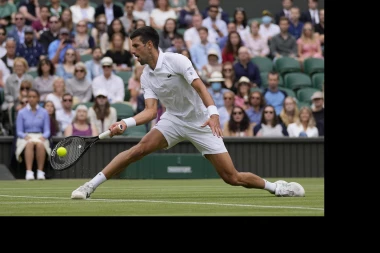 ENGLEZI TAPŠALI NOVAKU: Nestvaran prizor na Vimbldonu - Đoković RASTOPIO SRCA punim tribinama!