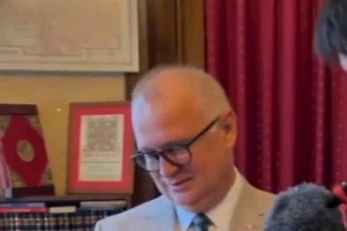 VIDEO GORANA VESIĆA ZAPALIO DRUŠTVENE MREŽE: Zamenik gradonačelnika Beograda PRIČA NA KINESKOM! (VIDEO)