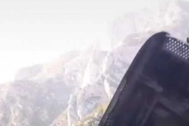 (ŠOK VIDEO) ŠLEPER VISIO SA LITICE NA KANJONU MORAČE: Prizor od kog podilazi jeza!