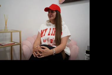 (FOTO) TANKE NOGICE, PREPLANUO TEN, PUŠTENA KOSA, NA NJOJ SAMO KOŠULJA: Dalilina ŠOK transformacija, SVI GLEDAJU I NE VERUJU ŠTA JOJ SE DESILO!